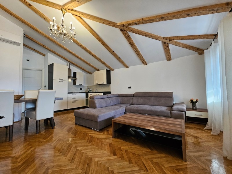 Soggiorno e vista sull'angolo cucina.