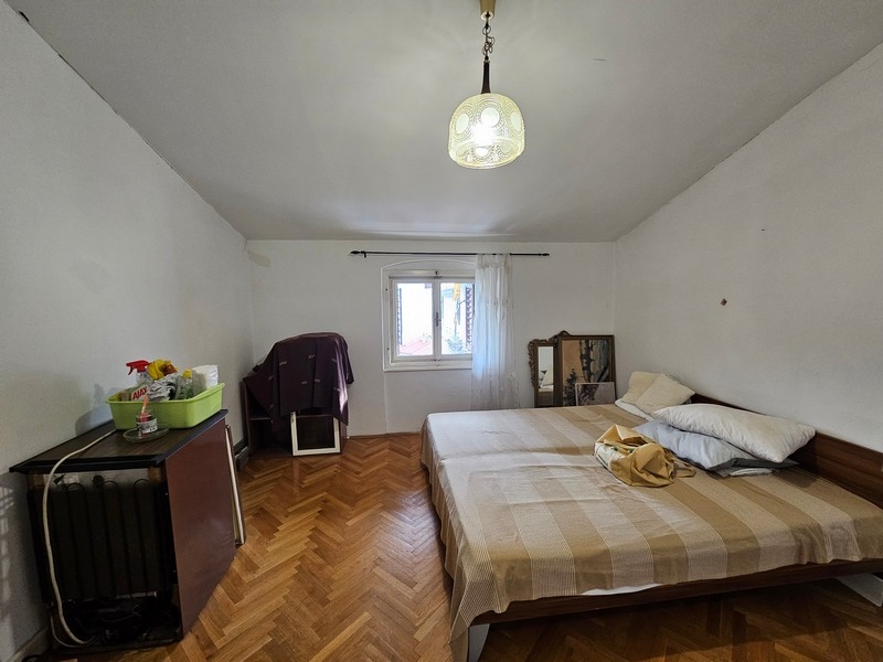 La camera da letto dell'immobile A3374 in Croazia.