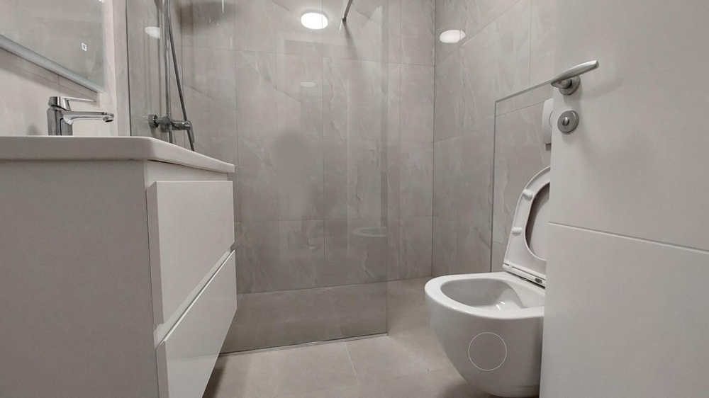 Bagno moderno con doccia.