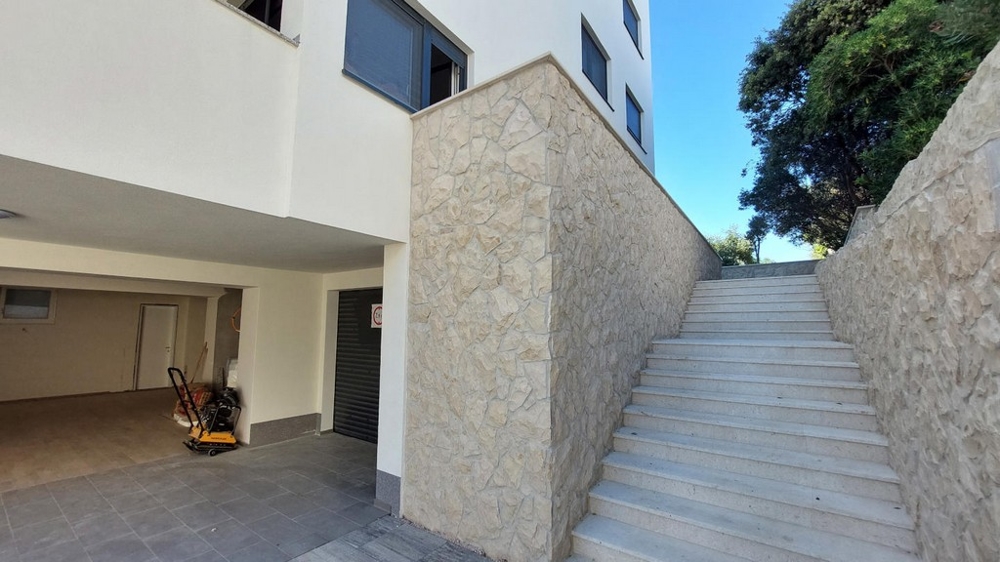Accesso e vista sul garage sotterraneo.