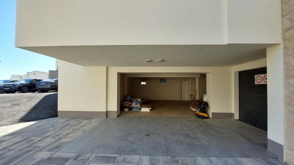 Garage al piano interrato del moderno edificio nuovo.