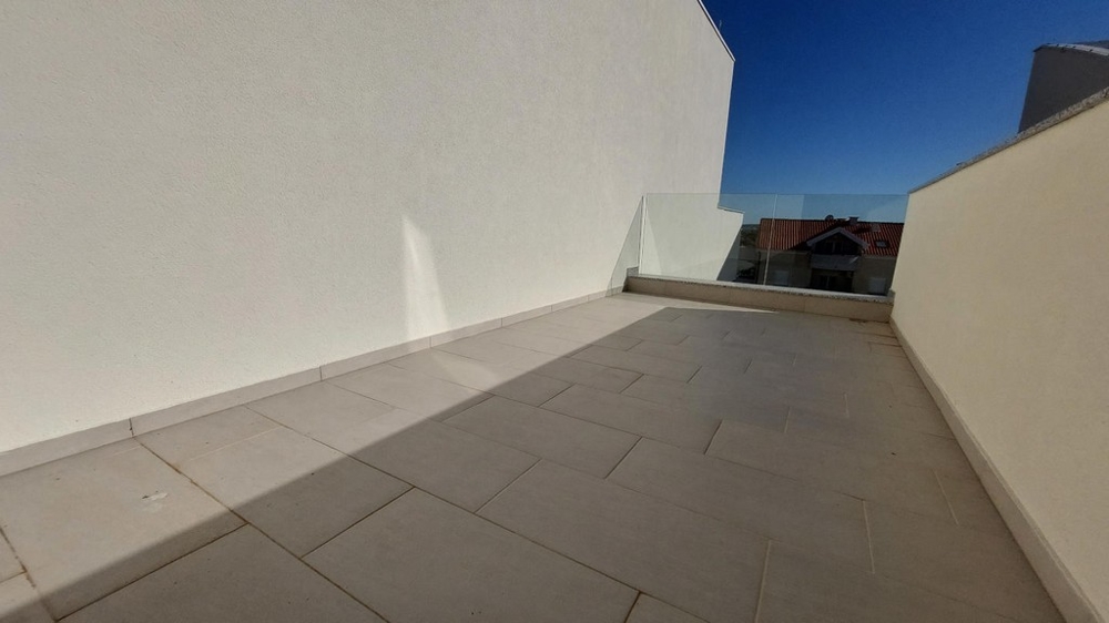 Terrazza sul tetto dell'appartamento A3381, in vendita sull'isola di Pag in Croazia.