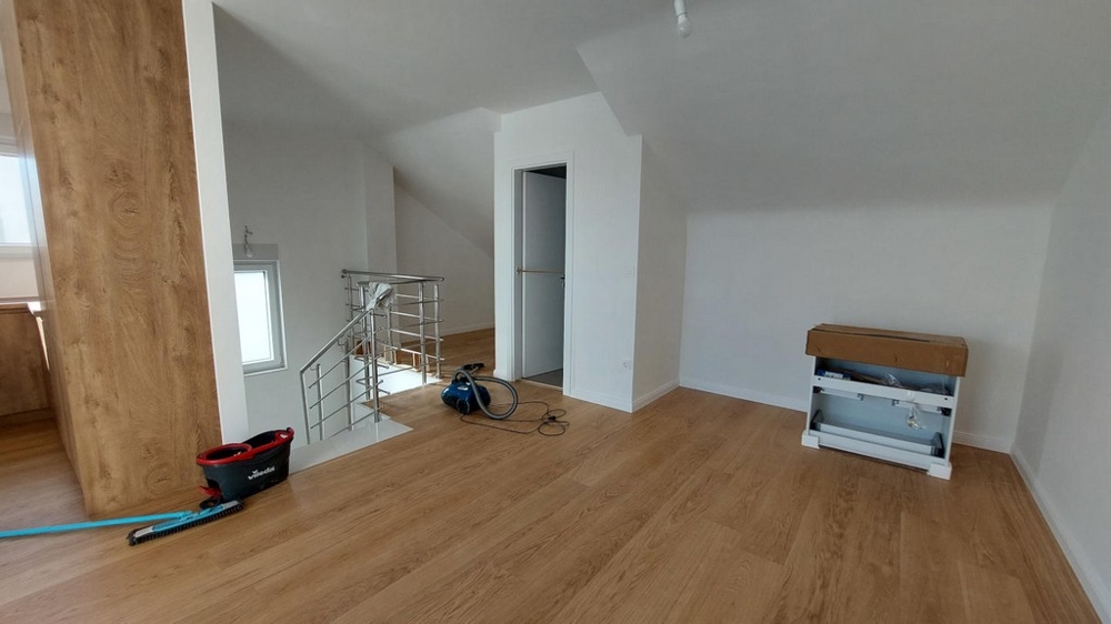 Zona giorno e vista sul vano scala dell'appartamento A3381, in vendita sull'isola di Pag.