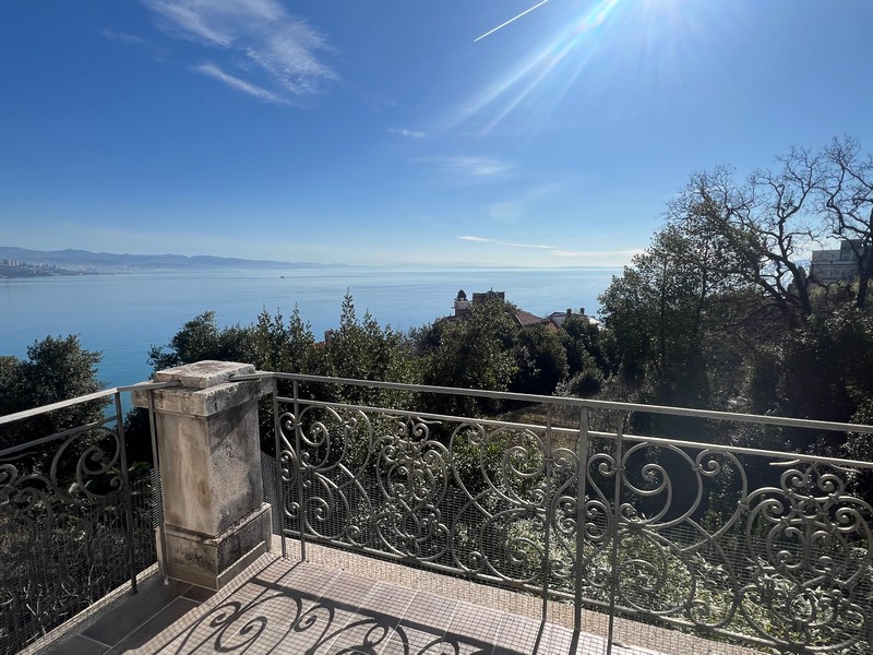 Terrazza con ringhiera decorata e vista sulla baia