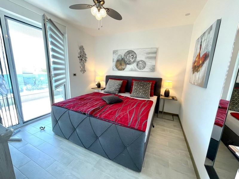 La camera da letto con accesso alla terrazza dell'immobile.