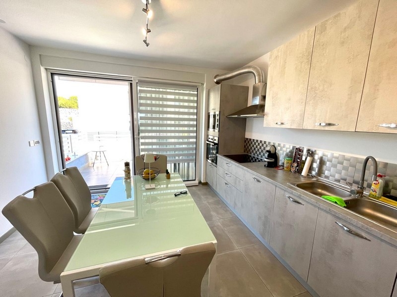 Zona pranzo e cucina moderna dell'appartamento A3387, in vendita a Krk.