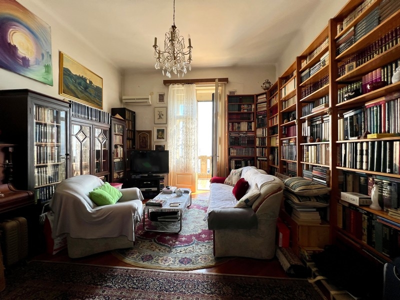 Appartamento con grandi e alte librerie.