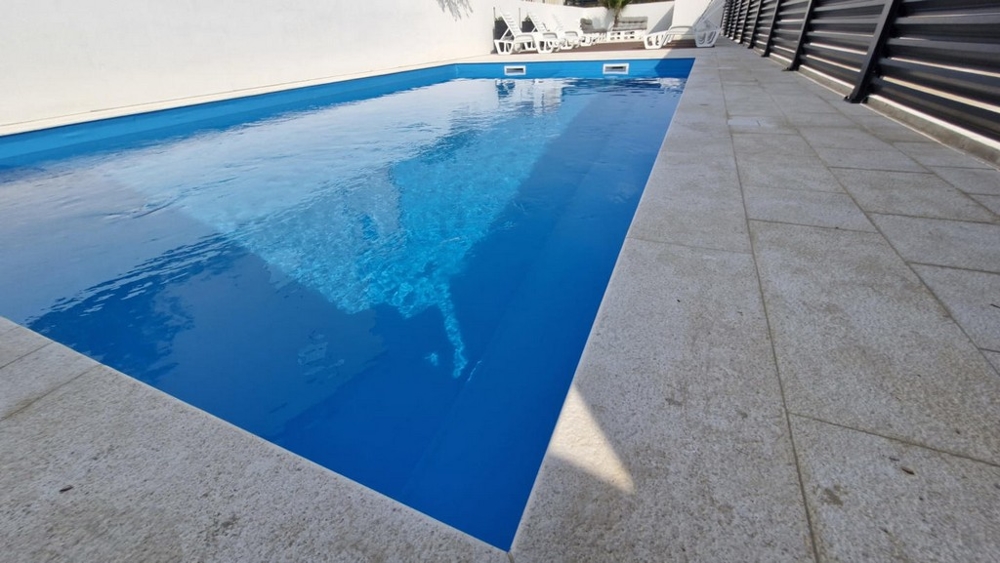 Piscina dell'immobile A3412 in Croazia sull'isola di Pag.