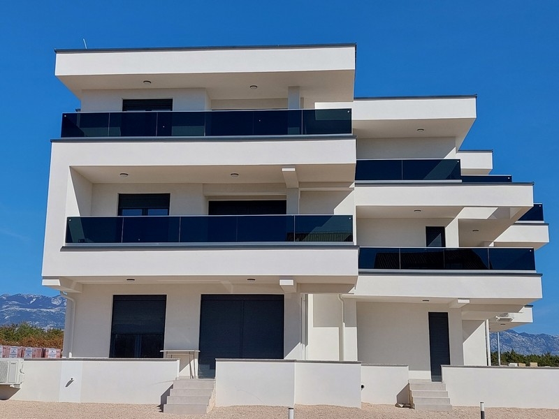 In questo moderno edificio nuovo si trova l'appartamento in vendita.