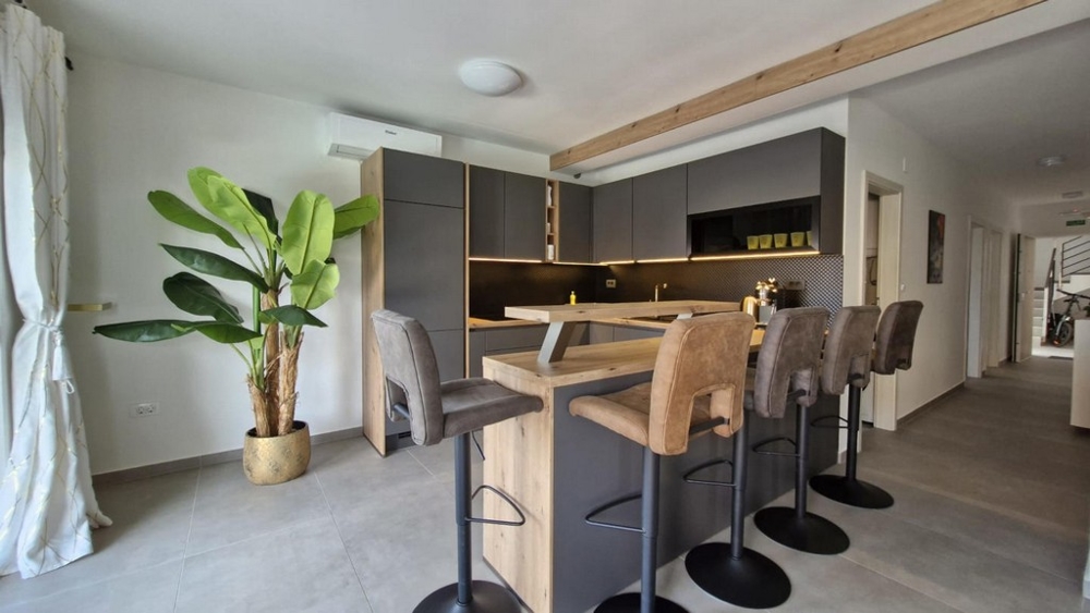 Cucina funzionale e zona pranzo dell'immobile A3413 in Croazia.