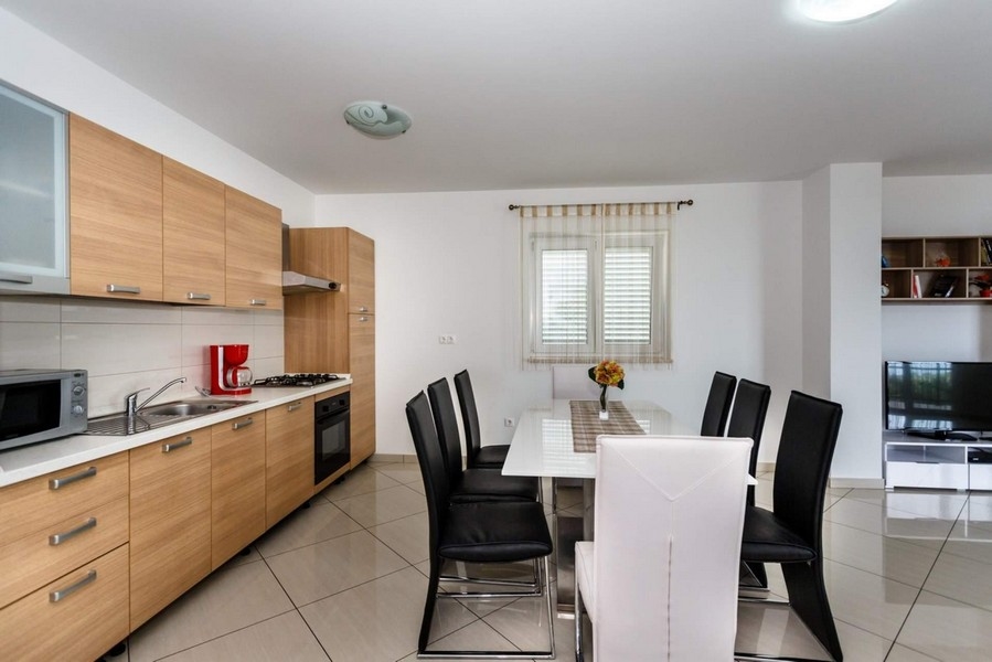 Cucina e tavolo da pranzo dell'immobile A3415 in Croazia.