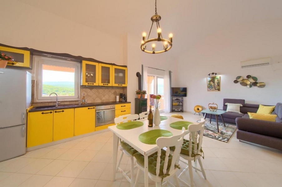 Zona pranzo e cucina dell'appartamento A3423 in Croazia.