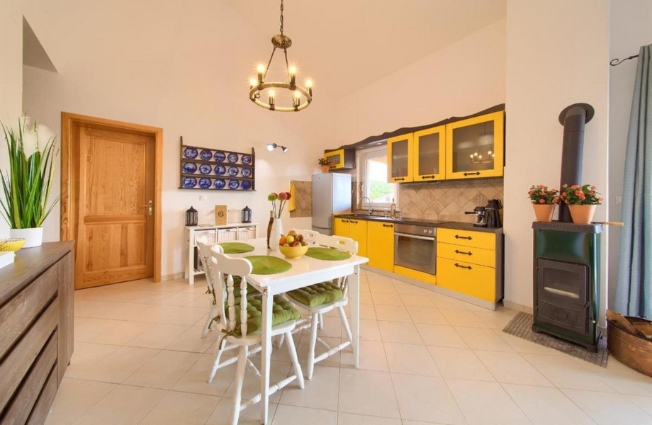 Ingresso e vista sulla zona pranzo e sulla cucina gialla dell'appartamento A3423.