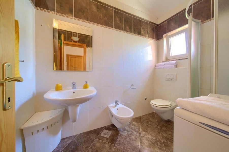 Bagno moderno con bidet, WC e doccia