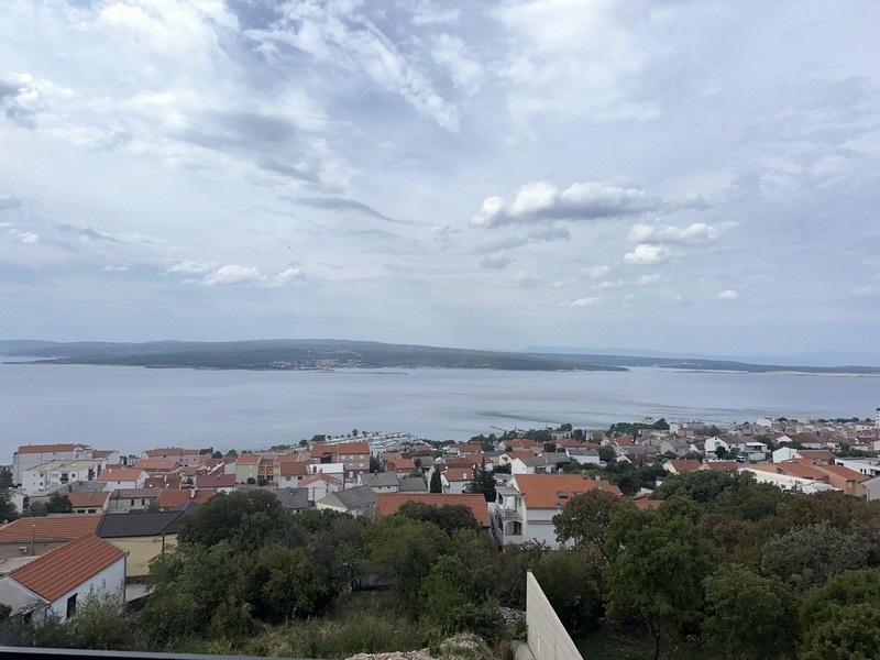 Vista sul paese e sulla baia sotto un cielo nuvoloso
