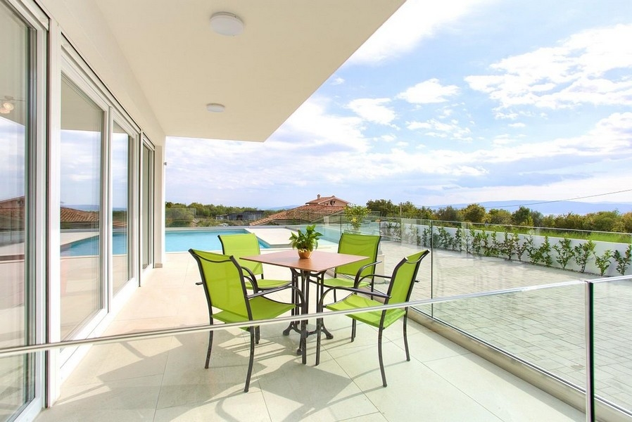 Terrazza con vista mare dell'appartamento A3445 sull'isola di Krk in Croazia.