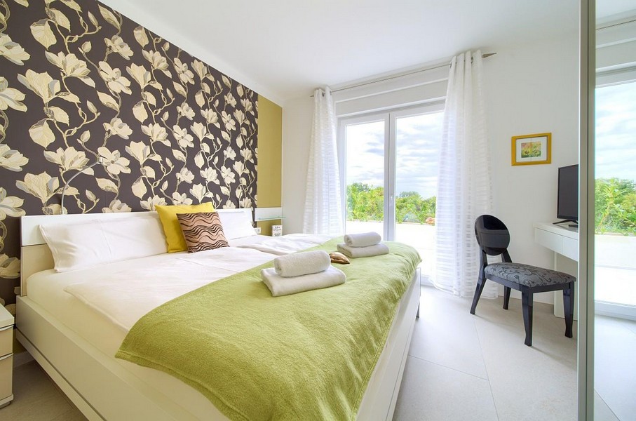 Camera da letto con accesso alla terrazza.