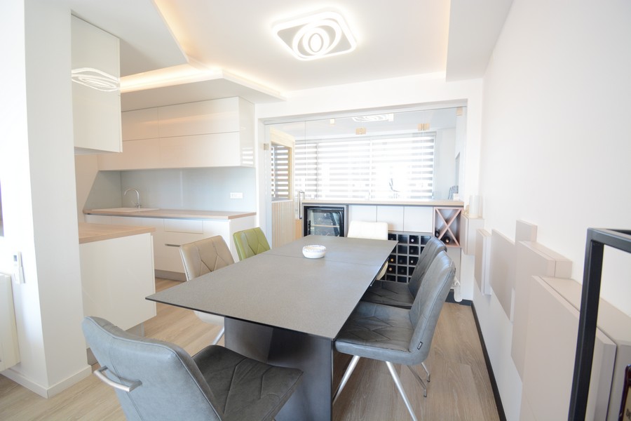 Zona pranzo moderna con cucina di alta qualità dell'appartamento A3461 in Croazia.