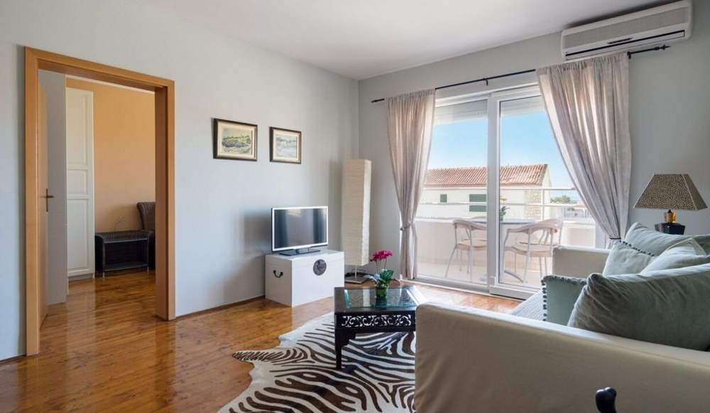 Soggiorno arredato con vista sulla terrazza dell'immobile A3462.