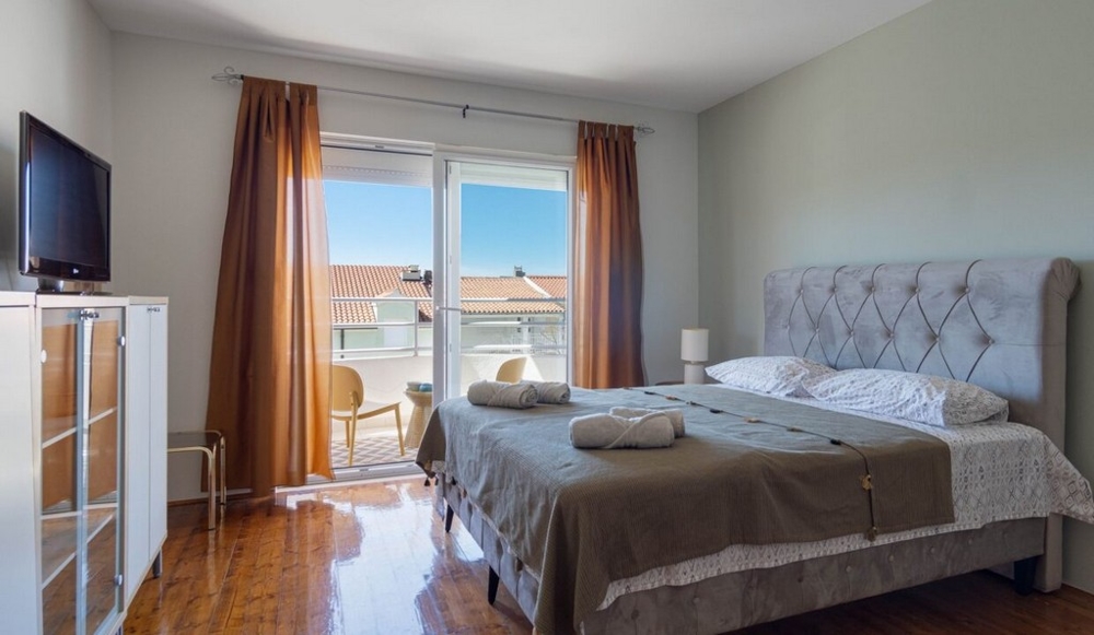 L'ampia camera da letto dell'appartamento A3462 in Croazia.