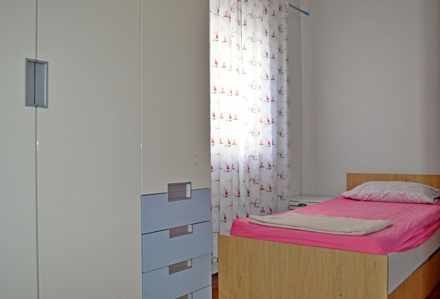 La camera da letto più piccola con letto singolo.