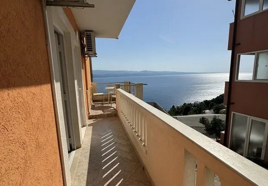 Vista mare laterale dal balcone dell'immobile A3468 presso Omis in Croazia.