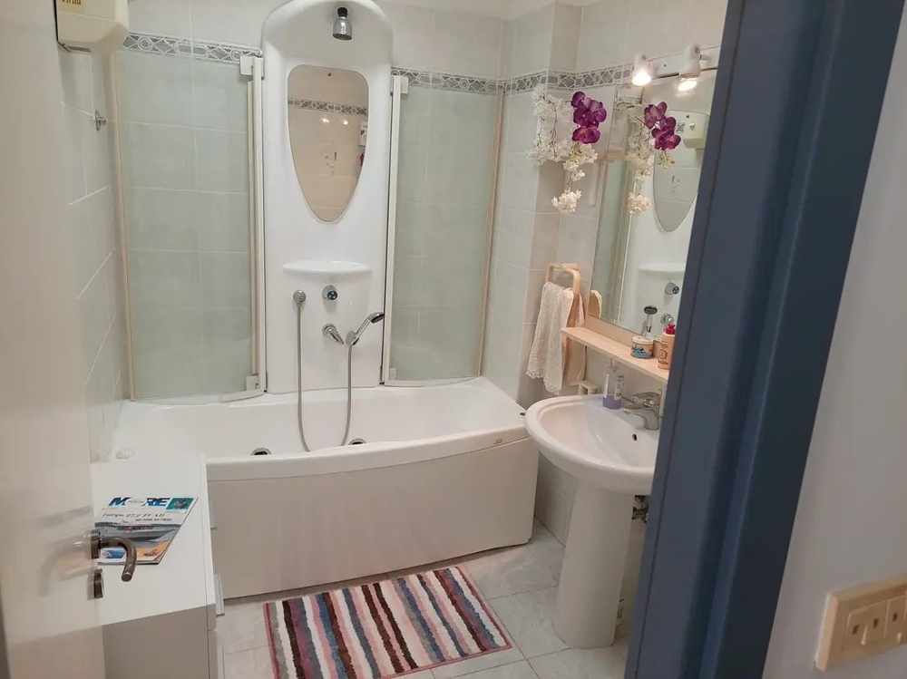 Bagno con vasca moderna e doccia