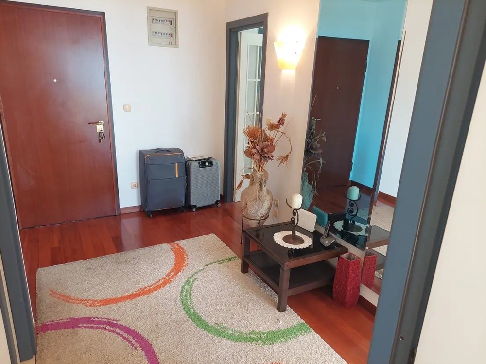 Ingresso con tappeto, decorazioni e valigia