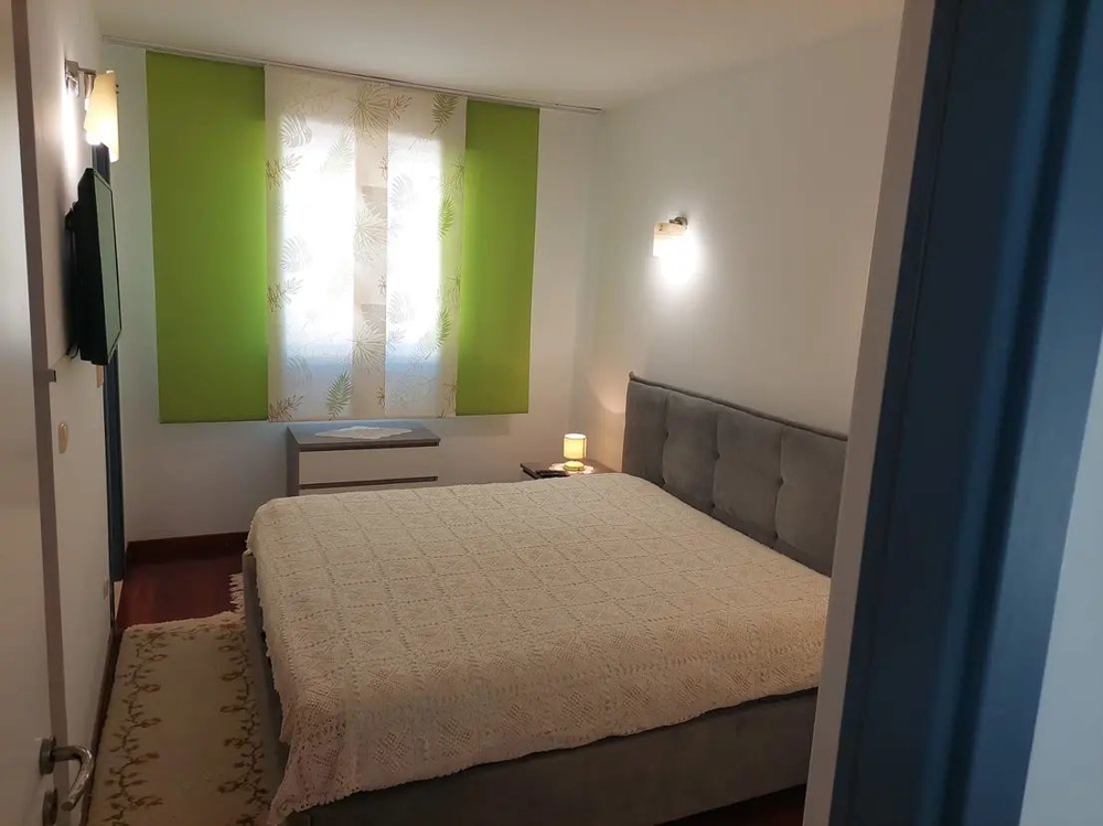 Camera da letto con letto grande e tende verdi