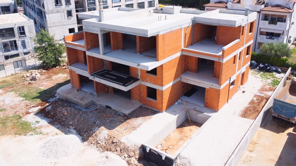 Costruzione al grezzo con pareti in mattoni e solai in calcestruzzo dall'alto