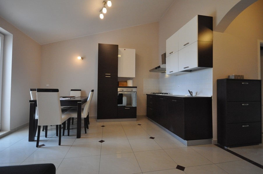Vista sulla zona pranzo e sulla cucina funzionale dell'appartamento nel sottotetto A3478 vicino a Porec.