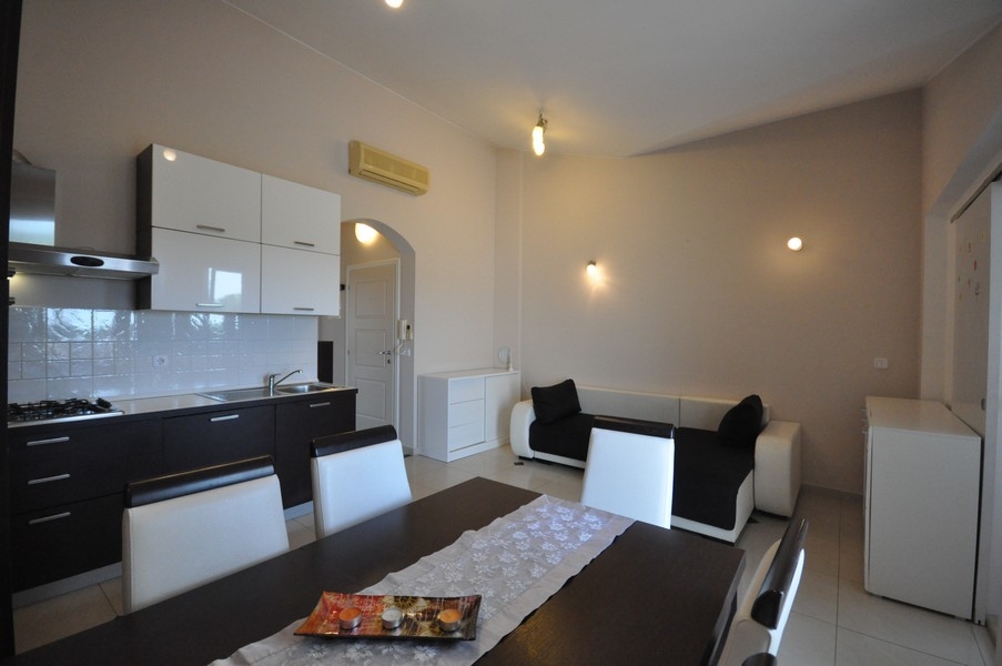 Zona giorno aperta con tavolo da pranzo e divano - immobile A3478.