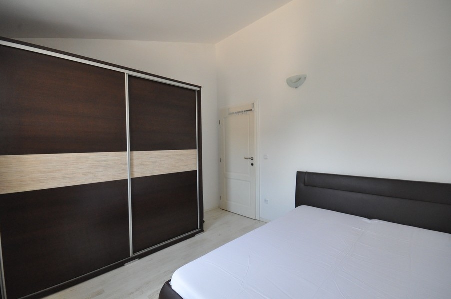 Camera da letto con armadio scuro e letto grande
