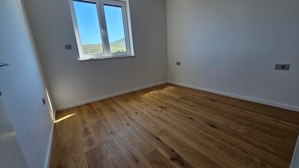Seconda camera da letto con parquet nell'appartamento di nuova costruzione A3480 sull'isola di Krk