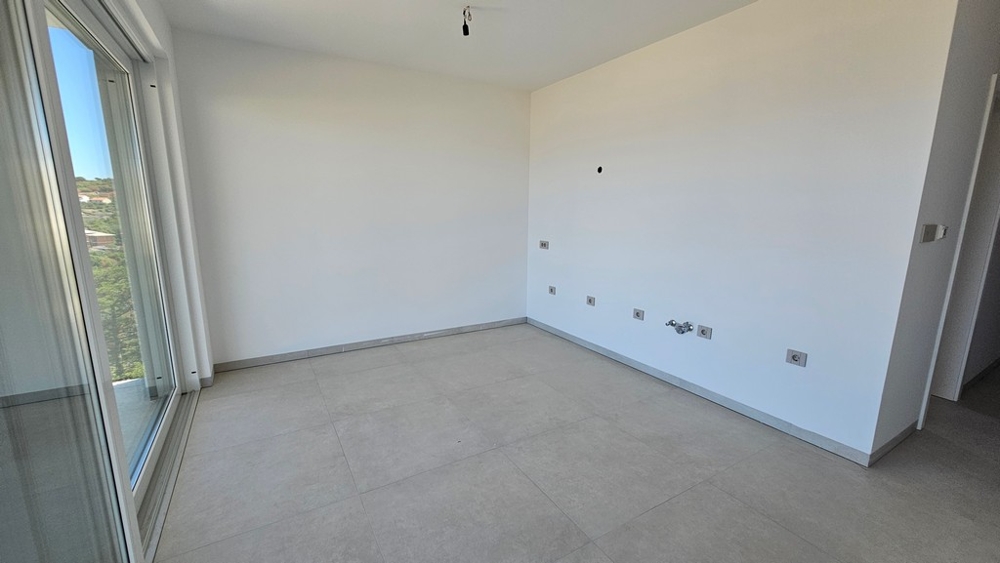 Zona giorno e cucina luminosa con porta a vetri nella nuova costruzione A3480 a Vrbnik