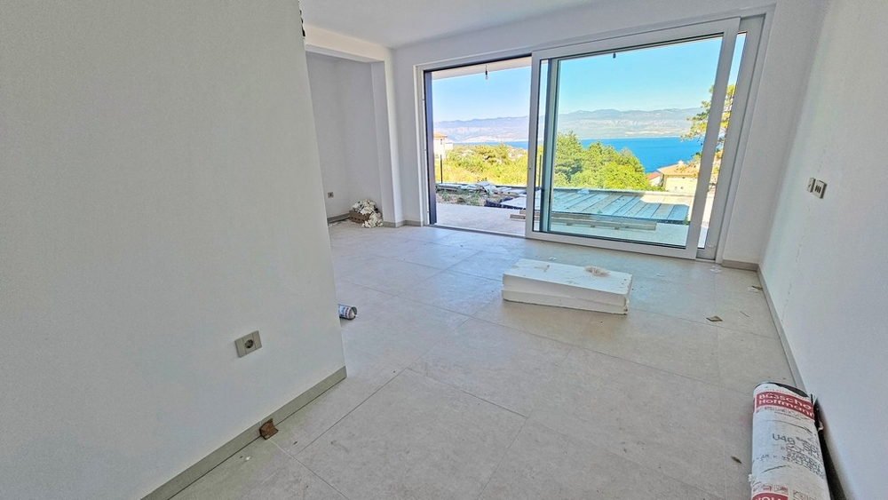 Soggiorno con grande porta scorrevole e vista sul mare, appartamento di nuova costruzione A3480