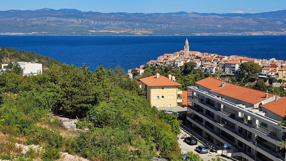 Centro storico di Vrbnik con campanile davanti al mare, posizione dell'appartamento A3481 sull'isola di Krk