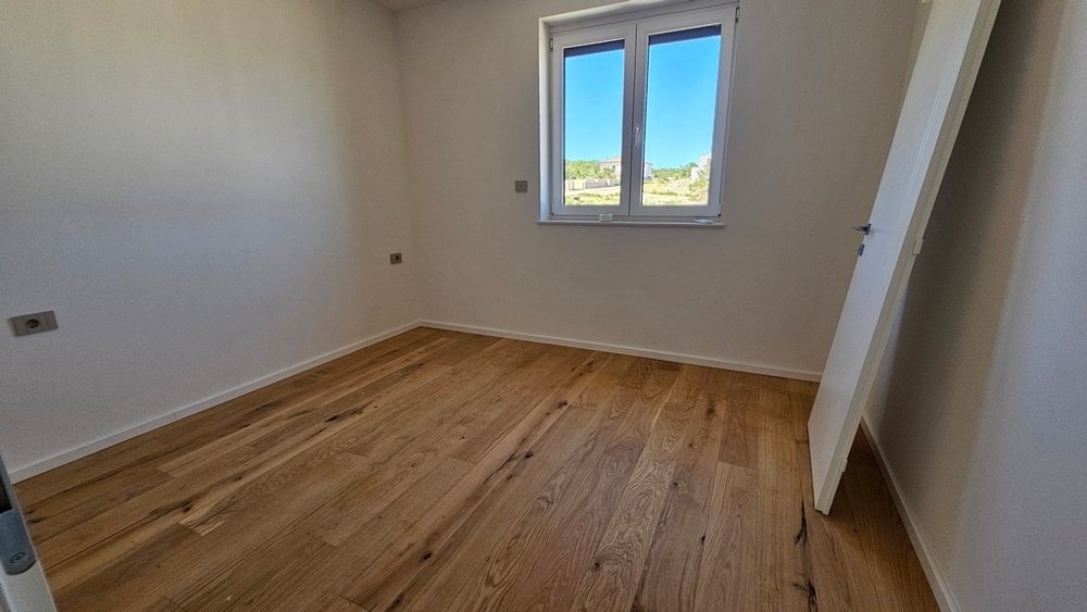 Camera da letto con parquet di rovere e finestra nell'appartamento A3481 a Vrbnik