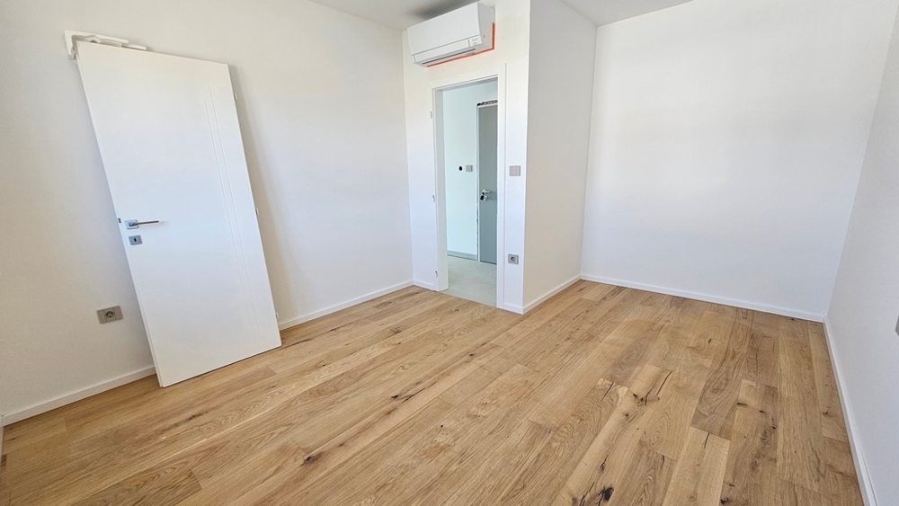 Seconda camera da letto con parquet e aria condizionata, appartamento A3481