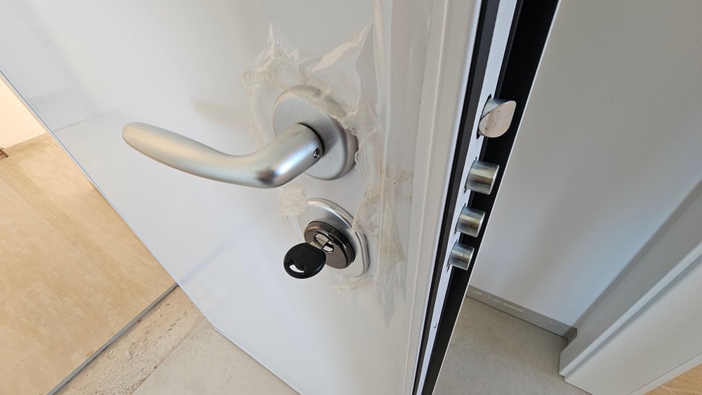 Porta di sicurezza con chiusura multipla all'ingresso dell'appartamento A3481