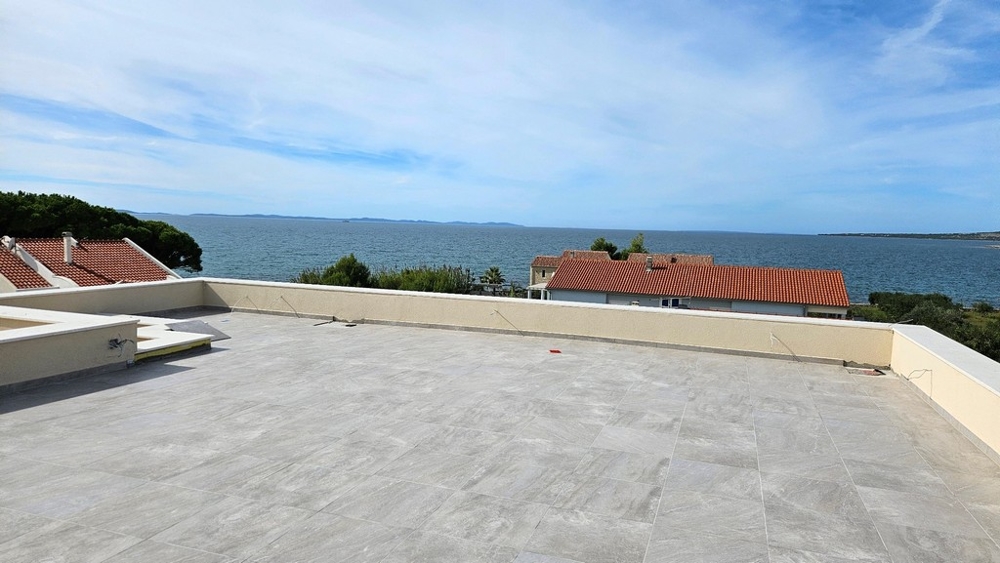 Terrazza sul tetto con vista panoramica sul mare e sui tetti rossi delle case sottostanti