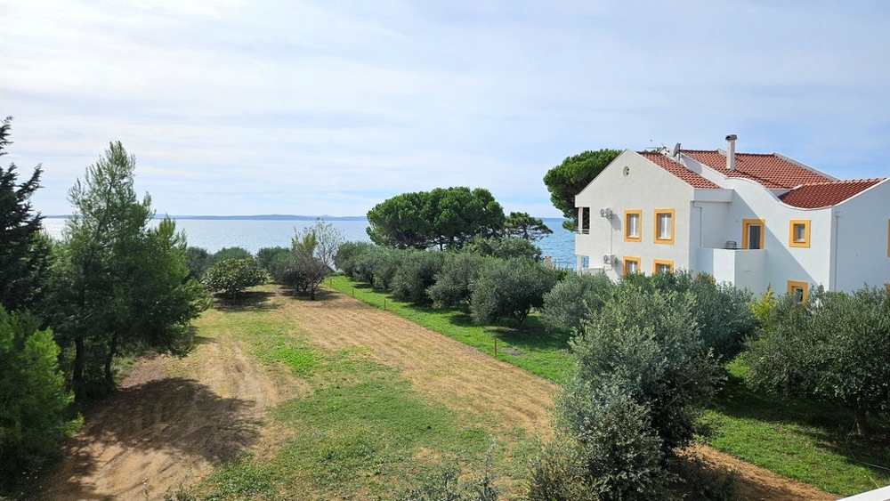 Vista sulla riva del mare a Privlaka - Panorama Scouting.