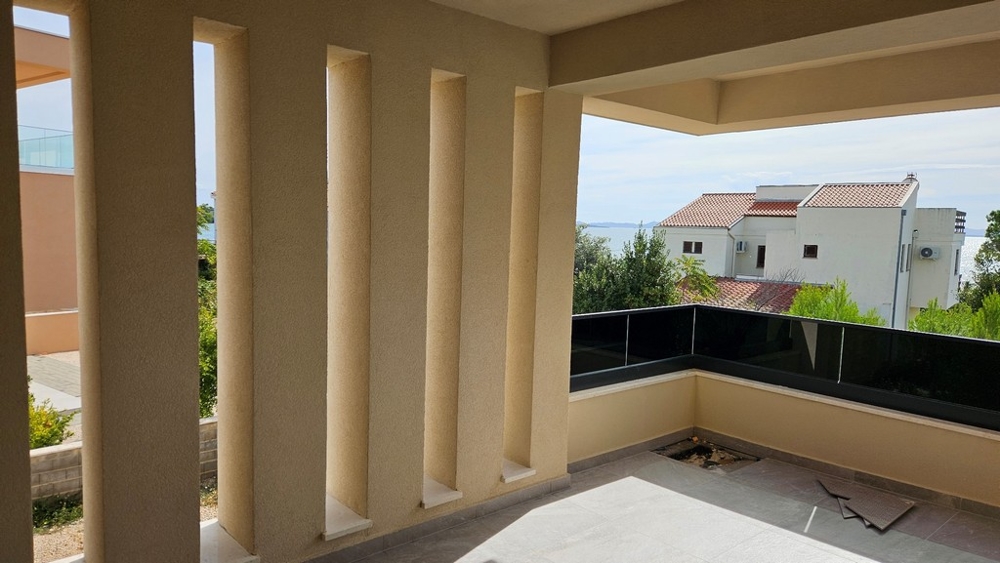 Loggia con colonne e vista sulle case vicine