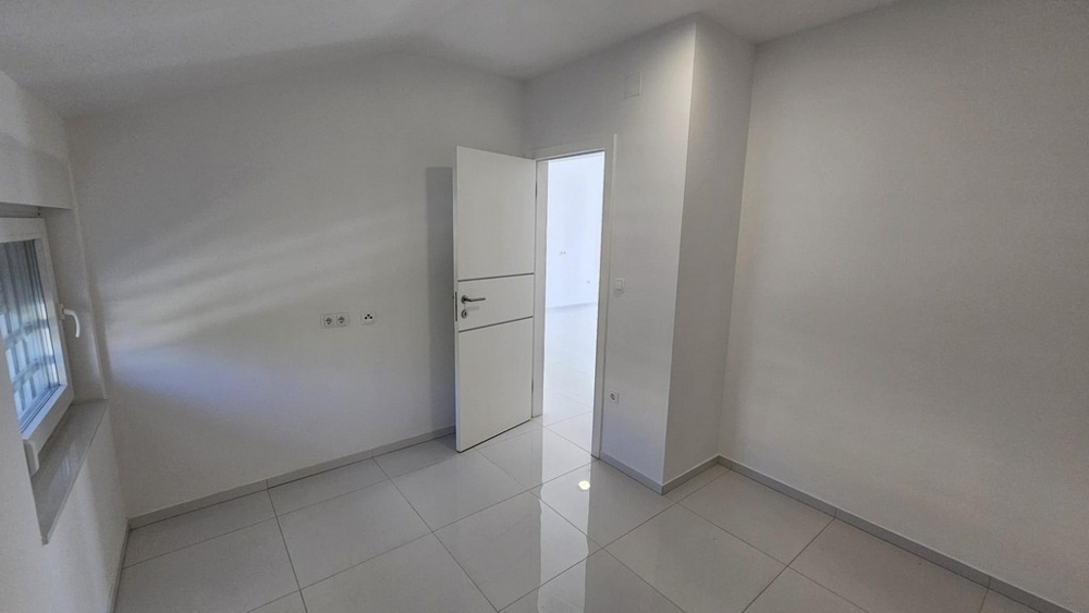 Piccola stanza con porta bianca