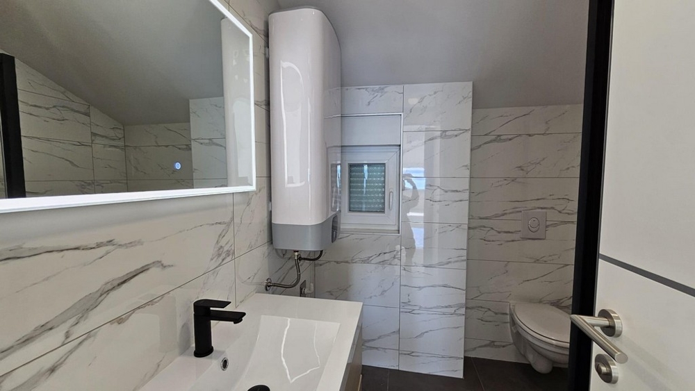 Bagno con specchio, lavabo e WC