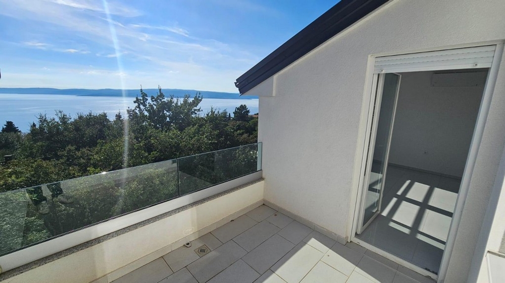 Balcone con parapetto in vetro e vista mare