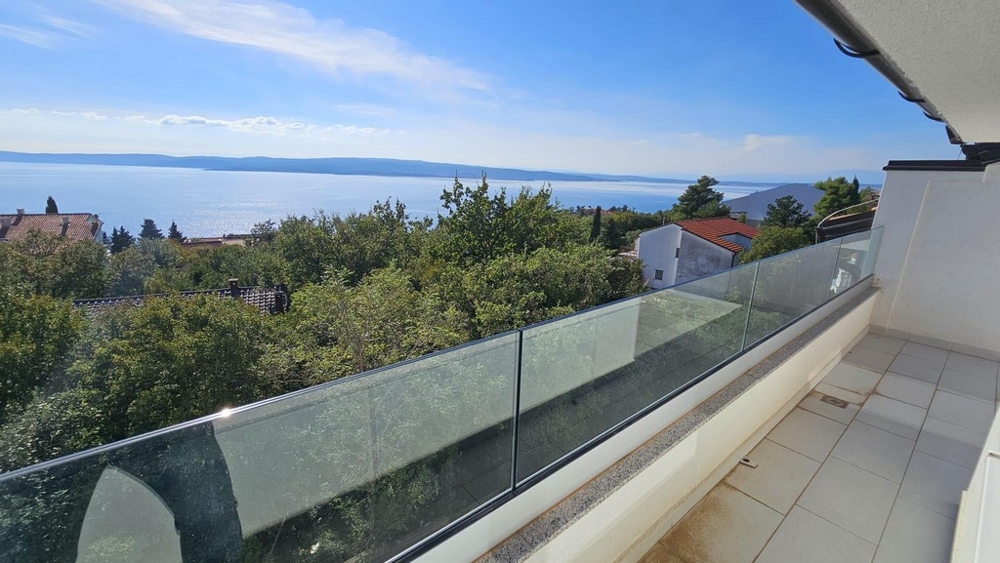 Lungo balcone con vista mare