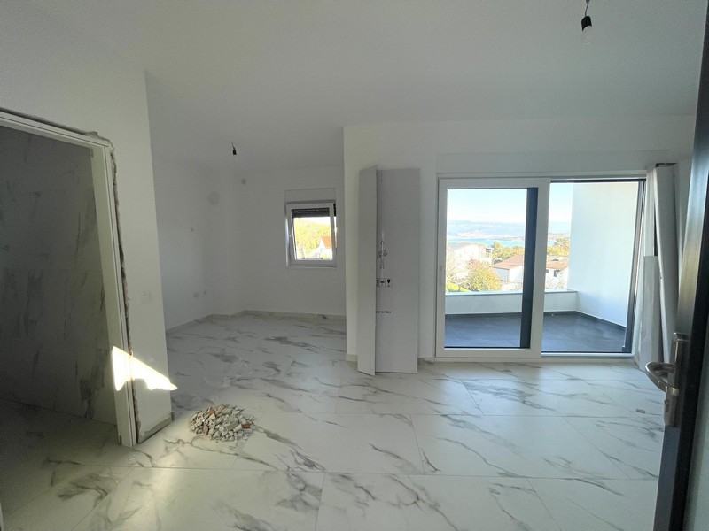Zona giorno con accesso alla terrazza e vista mare
