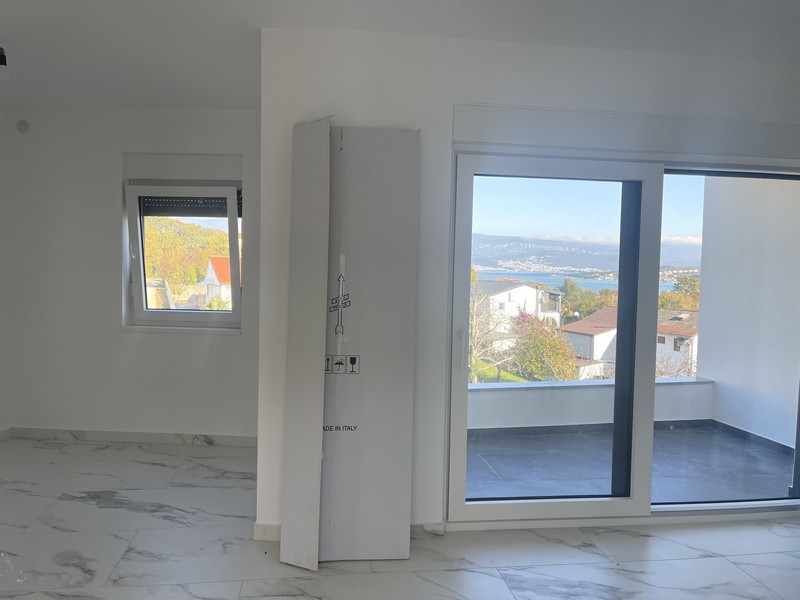 Soggiorno con vista sulla terrazza e sul mare