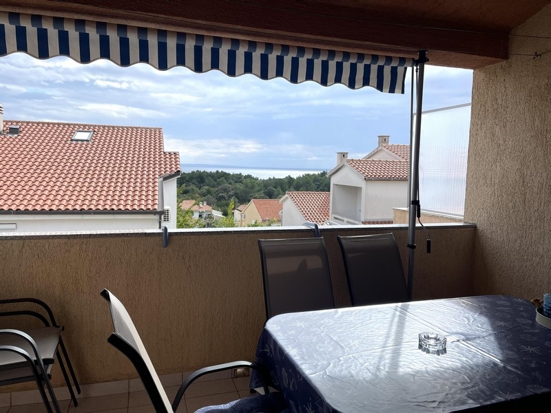 Terrazza con vista sul mare dell'immobile A3506 sull'isola di Krk in Croazia.